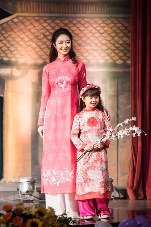 Thu Ngân năm nay 20 tuổi, sinh ra và lớn lên ở Hải Phòng. Cô sở hữu gương mặt khả ái cùng chiều cao 1,7 m, số đo ba vòng 87-59-92. Người đẹp đang là sinh viên ngành Quản trị khách sạn năm thứ nhất tại Thụy Sĩ và thông thạo hai ngoại ngữ Anh, Pháp.