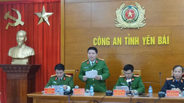 Trung tá Phạm Anh Sơn (người đứng) công bố kết quả điều tra chính thức vụ nổ súng sát hại Bí thư, Chủ tịch HĐND tỉnh Yên Bái.