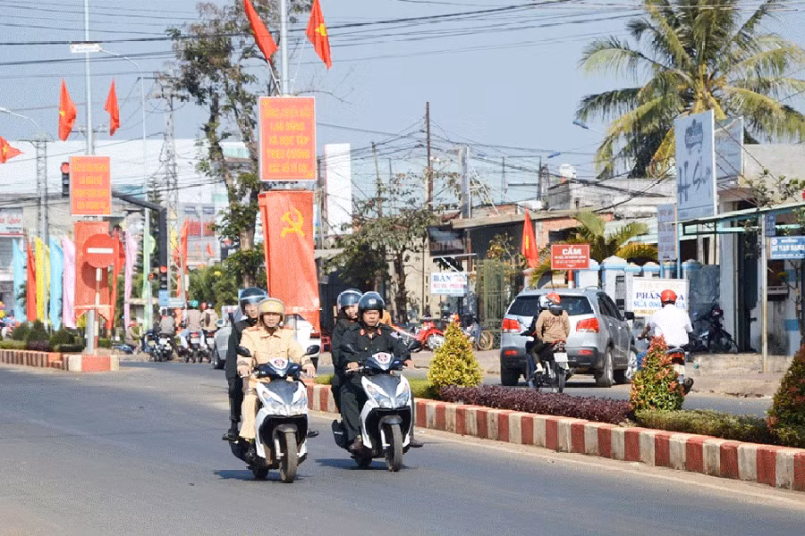 Công an huyện Chư Sê tuần tra, kiểm soát bảo đảm an ninh trật tự. Công an huyện Chư Sê tuần tra, kiểm soát bảo đảm an ninh trật tự.