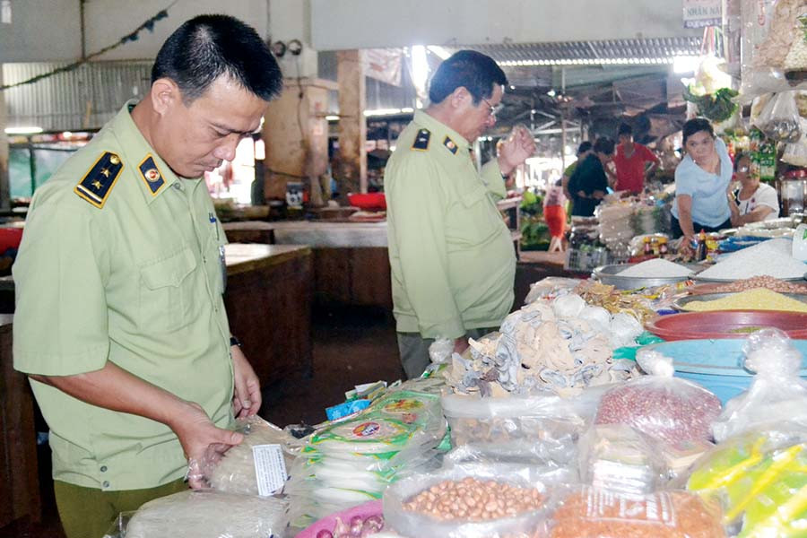  Lực lượng Quản lý Thị trường kiểm tra các cơ sở kinh doanh trên địa bàn huyện Đức Cơ. Ảnh: L.L