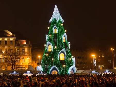Quảng trường Cathedral, ở Vilnius, Lithuania được trang hoàng bởi cây thông Noel “khủng”.