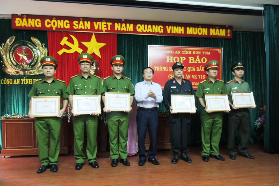 Trao quyết định khen thưởng cho các lực lượng. Ảnh:H.T