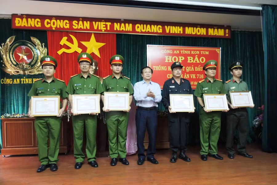 Trao quyết định khen thưởng cho các lực lượng. Ảnh:H.T