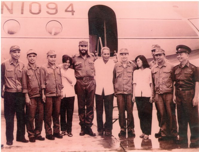 Lãnh tụ Fidel Castro cùng các lãnh đạo Việt Nam chụp ảnh chung với đoàn bay sau khi trở về Hà Nội từ Quảng Bình. Lãnh tụ Fidel Castro cùng các lãnh đạo Việt Nam chụp ảnh chung với đoàn bay sau khi trở về Hà Nội từ Quảng Bình.
