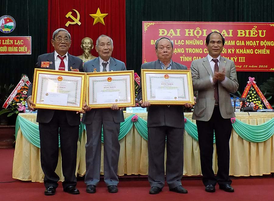  Phó Bí thư Tỉnh ủy, Chủ tịch UBND tỉnh Võ Ngọc Thành tặng bằng khen cho các tập thể và cá nhân tiêu biểu của Ban Liên lạc. Ảnh: T.N