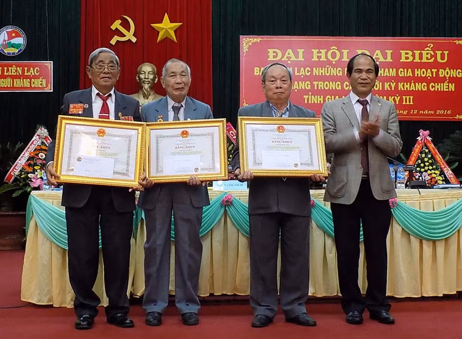  Phó Bí thư Tỉnh ủy, Chủ tịch UBND tỉnh Võ Ngọc Thành tặng bằng khen cho các tập thể và cá nhân tiêu biểu của Ban Liên lạc. Ảnh: T.N