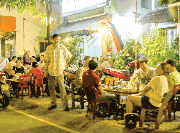 Quán nhậu hai bên bờ kè Hoàng Sa, Trường Sa đông nghịt khách.