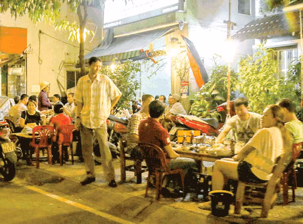 Quán nhậu hai bên bờ kè Hoàng Sa, Trường Sa đông nghịt khách.