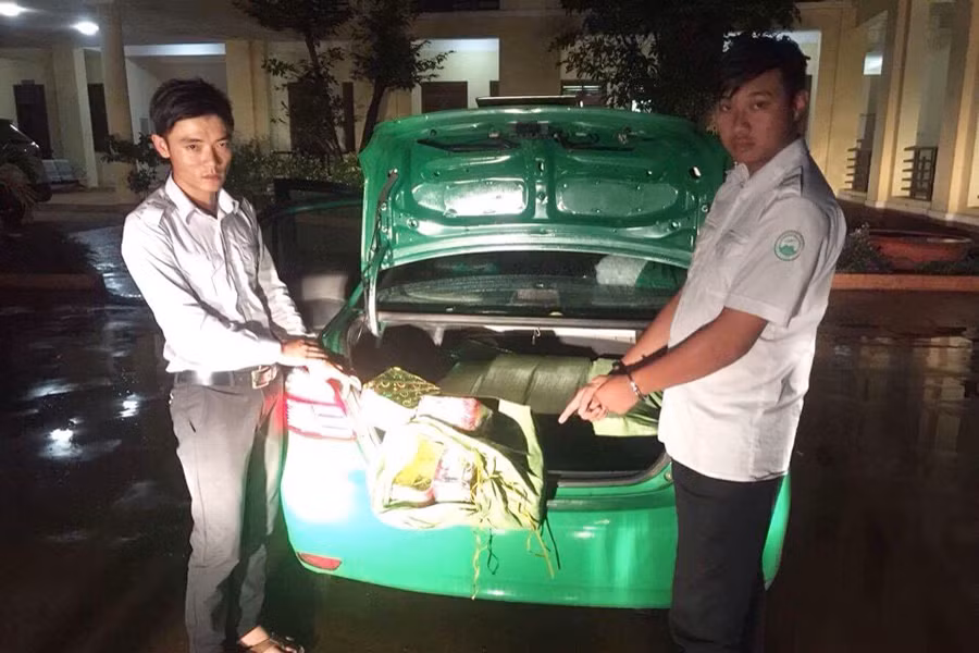 Hai tài xế taxi và tang vật. Ảnh: V.N