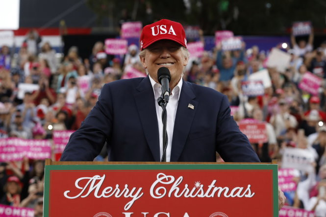 Tổng thống đắc cử Donald Trump trong chuyến đi cảm ơn cử tri tại TP Mobile, bang Alabama, ngày 17-12 - Ảnh: Reuters Tổng thống đắc cử Donald Trump trong chuyến đi cảm ơn cử tri tại TP Mobile, bang Alabama, ngày 17-12 - Ảnh: Reuters