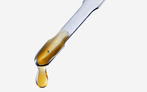 Dùng que thăm dầu có trên mọi chiếc xe để đánh giá chất lượng dầu có cần thay hay chưa Dùng que thăm dầu có trên mọi chiếc xe để đánh giá chất lượng dầu có cần thay hay chưa