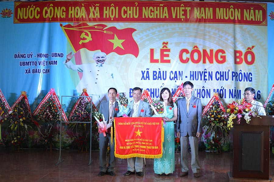 Đón nhận cờ thi đua của Thủ tướng Chính phủ. Ảnh: Anh Huy Đón nhận cờ thi đua của Thủ tướng Chính phủ. Ảnh: Anh Huy