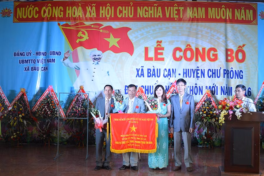 Đón nhận cờ thi đua của Thủ tướng Chính phủ. Ảnh: Anh Huy