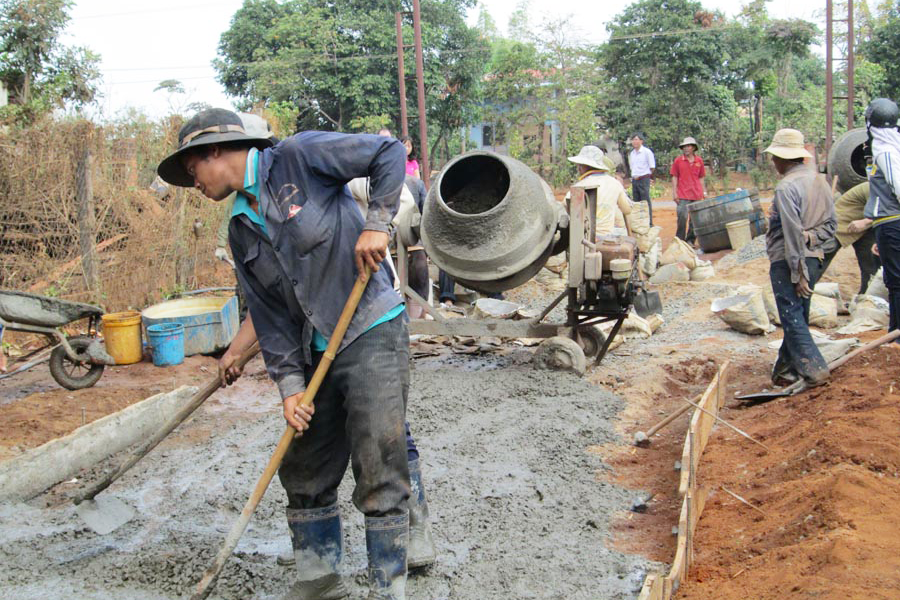 Làm đường giao thông nông thôn. Ảnh: K.N.B
