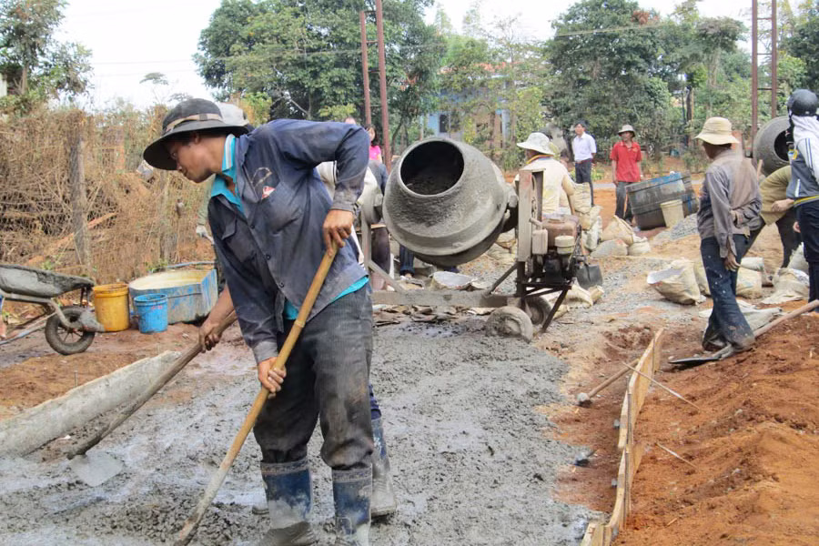 Làm đường giao thông nông thôn. Ảnh: K.N.B