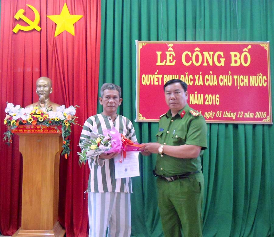  Lãnh đạo Công an thị xã trao Quyết định đặc xá cho phạm nhân. Ảnh: Hồng Thi 