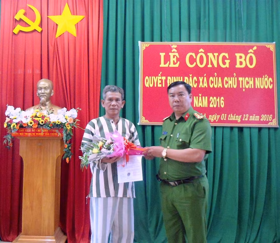  Lãnh đạo Công an thị xã trao Quyết định đặc xá cho phạm nhân. Ảnh: Hồng Thi 