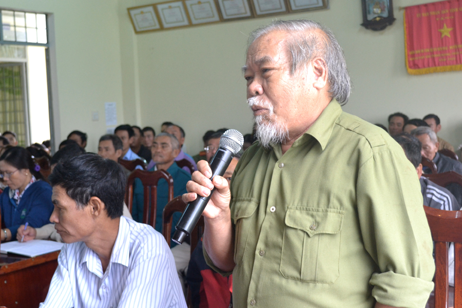 Cử tri xã Đak H'Lơ (huyện Kbang) nêu kiến nghị tới đại biểu Quốc hội. Ảnh: Lê Hòa Cử tri xã Đak H'Lơ (huyện Kbang) nêu kiến nghị tới đại biểu Quốc hội. Ảnh: Lê Hòa
