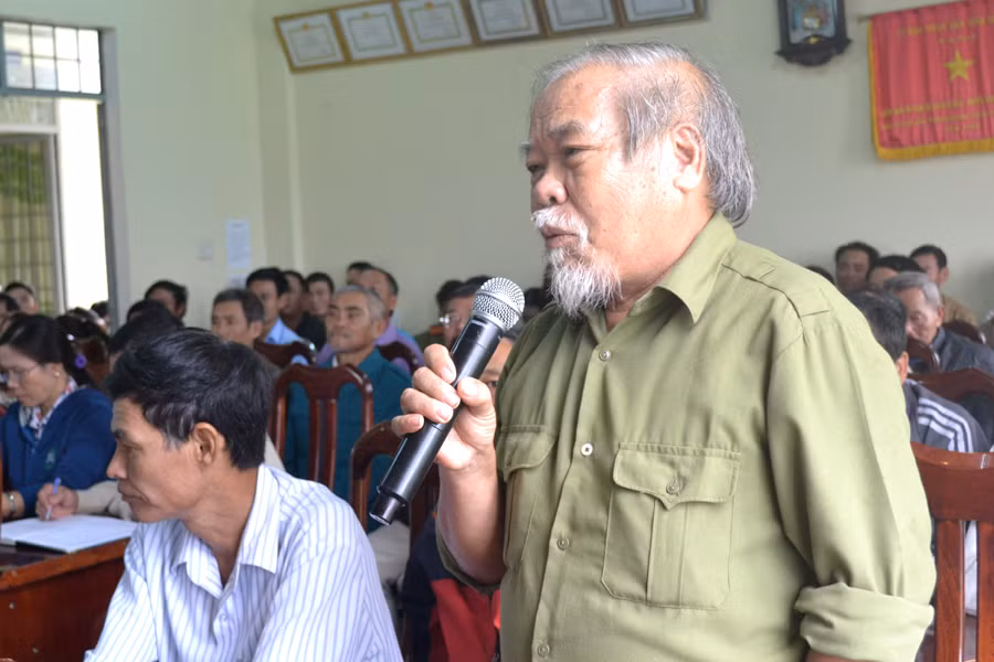 Cử tri xã Đak H'Lơ (huyện Kbang) nêu kiến nghị tới đại biểu Quốc hội. Ảnh: Lê Hòa Cử tri xã Đak H'Lơ (huyện Kbang) nêu kiến nghị tới đại biểu Quốc hội. Ảnh: Lê Hòa