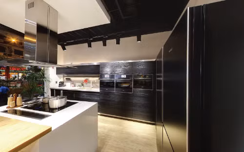 Màu đen đặc trưng và dải đèn LED ấn tượng khiến bộ thiết bị bếp Iconic gọn gàng, sang trọng hơn.