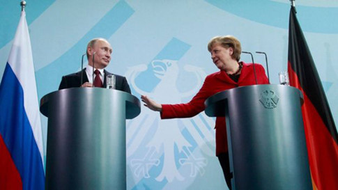 Tổng thống Nga Vladimir Putin (trái) và Thủ tướng Đức Angela Merkel đều thông thạo ngôn ngữ của nhau; nhưng khi điện đàm, họ dùng tiếng mẹ đẻ và qua thông dịch Tổng thống Nga Vladimir Putin (trái) và Thủ tướng Đức Angela Merkel đều thông thạo ngôn ngữ của nhau; nhưng khi điện đàm, họ dùng tiếng mẹ đẻ và qua thông dịch