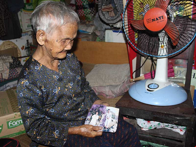 Mỗi lần nhìn ảnh con, bà Năm lại rơm rớm nước mắt vì nhớ con. Mỗi lần nhìn ảnh con, bà Năm lại rơm rớm nước mắt vì nhớ con.