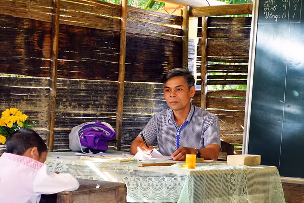 Ông giáo “cội” Nguyễn Công Sanh - người bám bản lâu năm nhất. Ông giáo “cội” Nguyễn Công Sanh - người bám bản lâu năm nhất.