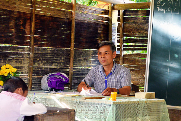 Ông giáo “cội” Nguyễn Công Sanh - người bám bản lâu năm nhất. Ông giáo “cội” Nguyễn Công Sanh - người bám bản lâu năm nhất.