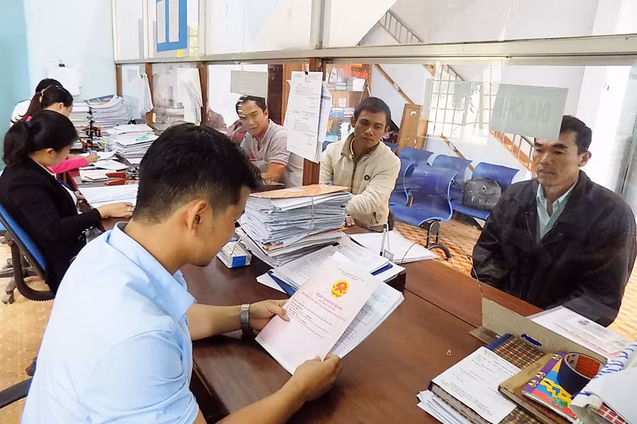 Giải quyết thủ tục hành chính cho người dân tại bộ phận tiếp nhận và trả kết quả của thị trấn Đak Đoa. Ảnh: T.N