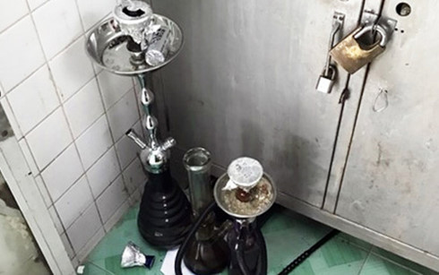 Các dụng cụ để hút shisha, ma túy bị thu giữ Các dụng cụ để hút shisha, ma túy bị thu giữ