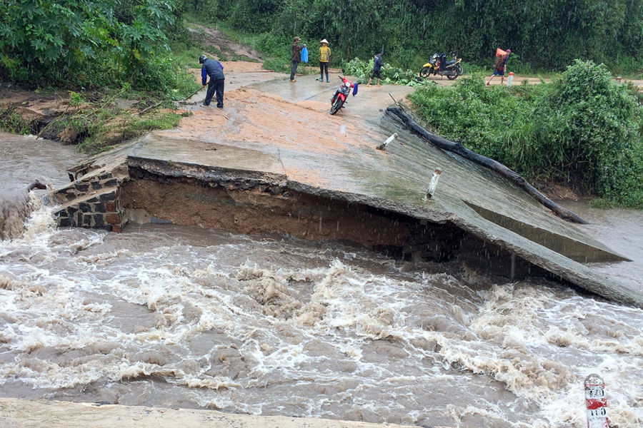 Mưa lũ làm chia cắt tuyến đường đi xã Đak Tpang (huyện Kông Chro). Ảnh: Hồng Thi Mưa lũ làm chia cắt tuyến đường đi xã Đak Tpang (huyện Kông Chro). Ảnh: Hồng Thi