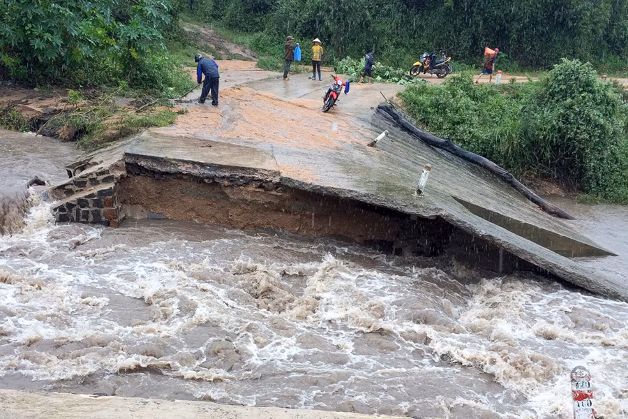 Mưa lũ làm chia cắt tuyến đường đi xã Đak Tpang (huyện Kông Chro). Ảnh: Hồng Thi