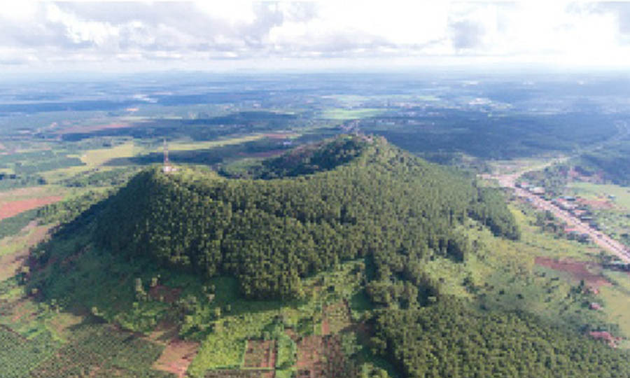 Núi Hàm Rồng qua góc chụp của tác giả Phan Nguyên. Núi Hàm Rồng qua góc chụp của tác giả Phan Nguyên.