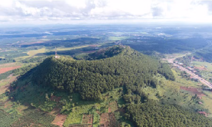  Núi Hàm Rồng qua góc chụp của tác giả Phan Nguyên.