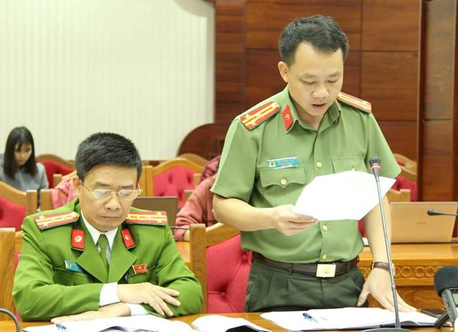 Thượng tá Tuấn (đứng) thông tin vụ việc. Thượng tá Tuấn (đứng) thông tin vụ việc.