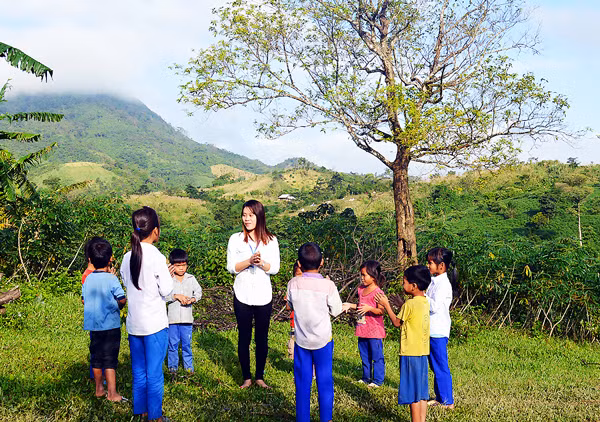 Lớp học ca hát bên đỉnh rừng biên ải cuộn sương Lớp học ca hát bên đỉnh rừng biên ải cuộn sương