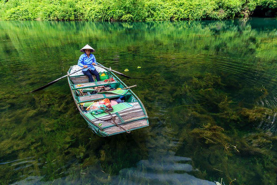 Động Am Tiên nằm quay mặt về hướng tây. Từ cửa động phóng tầm mắt về mặt trời lặn là hồ nước rộng lớn mà dân gian gọi là Ao Giải, nơi nhà vua nuôi giải để ném những kẻ có tội xuống ao cho giải ăn thịt.