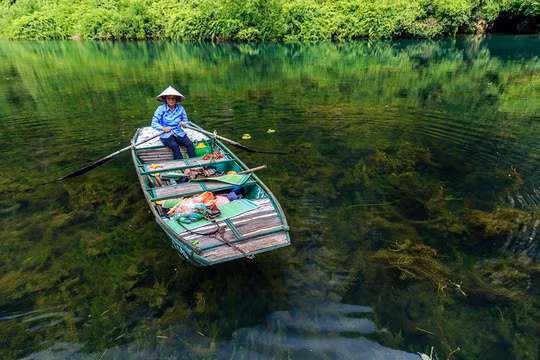 Động Am Tiên nằm quay mặt về hướng tây. Từ cửa động phóng tầm mắt về mặt trời lặn là hồ nước rộng lớn mà dân gian gọi là Ao Giải, nơi nhà vua nuôi giải để ném những kẻ có tội xuống ao cho giải ăn thịt.