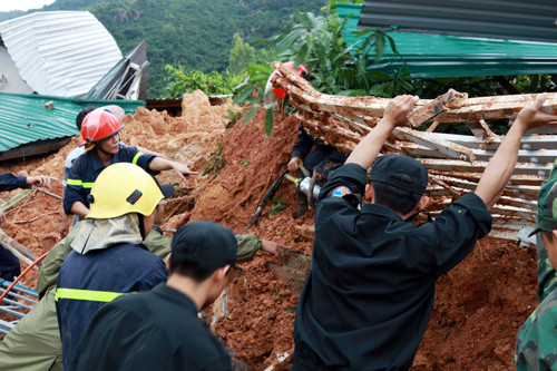  Lực lượng chức năng đào bới, tìm kiếm nạn nhân bị kẹt.