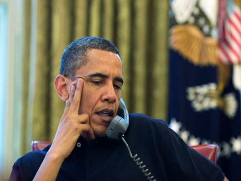 Khi Tổng thống Barack Obama nghe điện thoại trong Nhà Trắng, có rất nhiều người "nghe phụ" ông! 2
