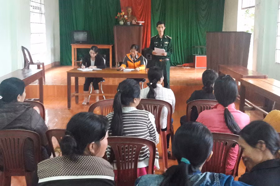 Đồn biên phòng Ia Nan phối hợp với Câu lạc bộ “Phụ nữ tự quản đường biên” tuyên truyền cho hội viên, phụ nữ. Ảnh: A.H