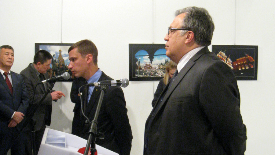 Ông Sergei Karlov phát biểu tại buổi triển lãm ảnh trước khi bị viên cảnh sát Thổ Nhĩ Kỳ bắn chết Ông Sergei Karlov phát biểu tại buổi triển lãm ảnh trước khi bị viên cảnh sát Thổ Nhĩ Kỳ bắn chết