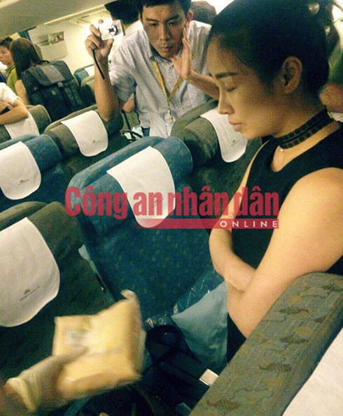 Cựu tiếp viên hàng không Hoàng Thị Ngọc Anh (áo đen).