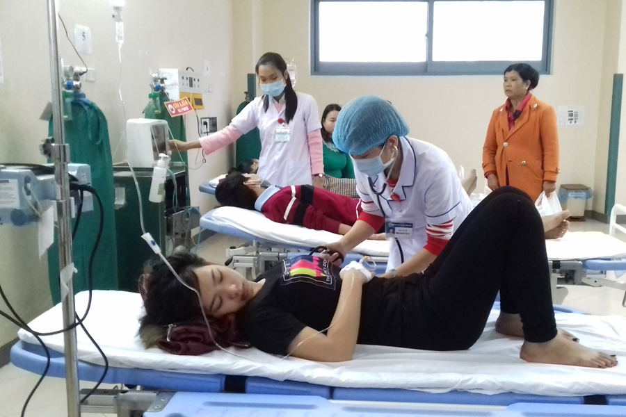 Bệnh nhân ngộ độc thực phẩm sau khi ăn bánh mì tại cơ sở bánh mì Anh Thi đang điều trị tại Bệnh viện Trung ương Huế. Ảnh: B.O