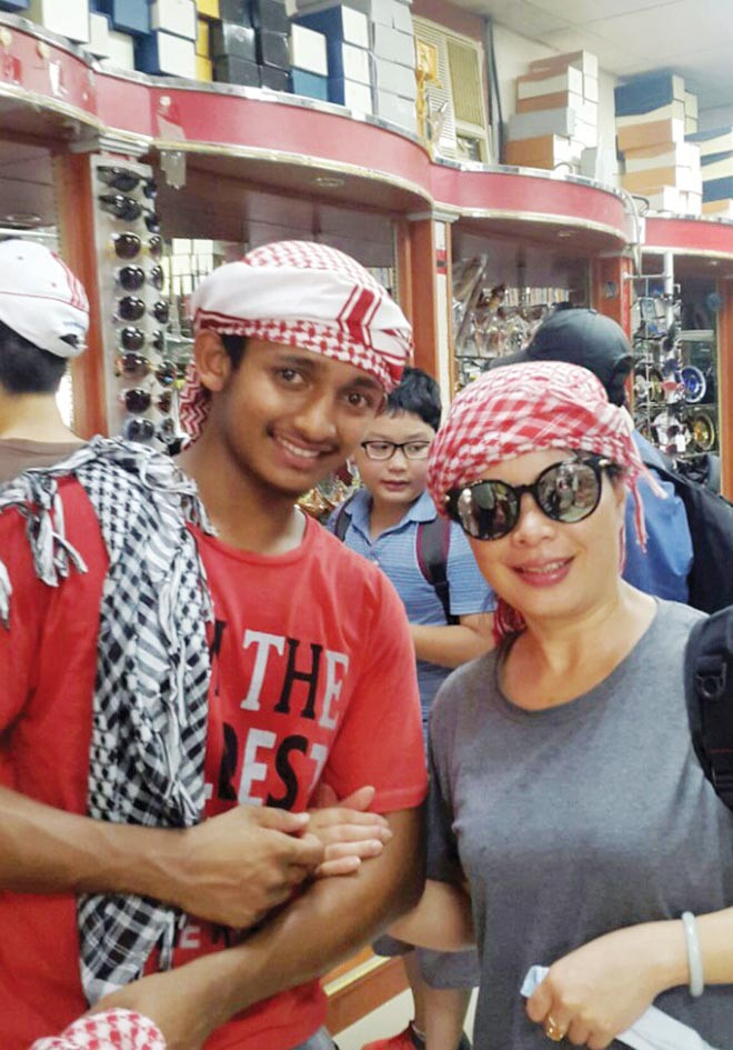  Tác giả (phải) chụp ảnh lưu niệm cùng một chàng trai Ả Rập. Ảnh: T.L.H