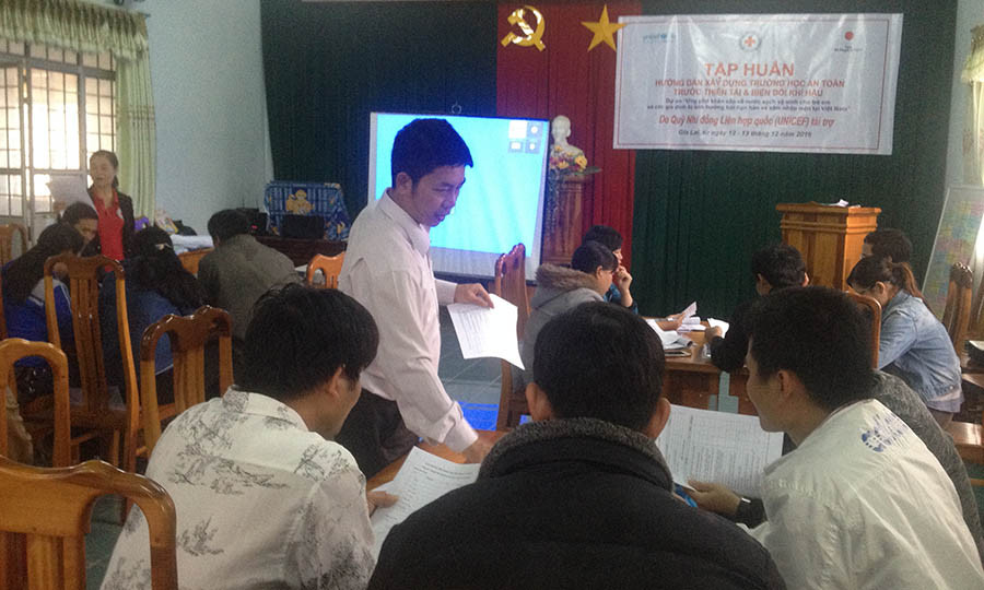 Tập huấn cho các học viên trong nhóm. Ảnh: Đ.Y Tập huấn cho các học viên trong nhóm. Ảnh: Đ.Y
