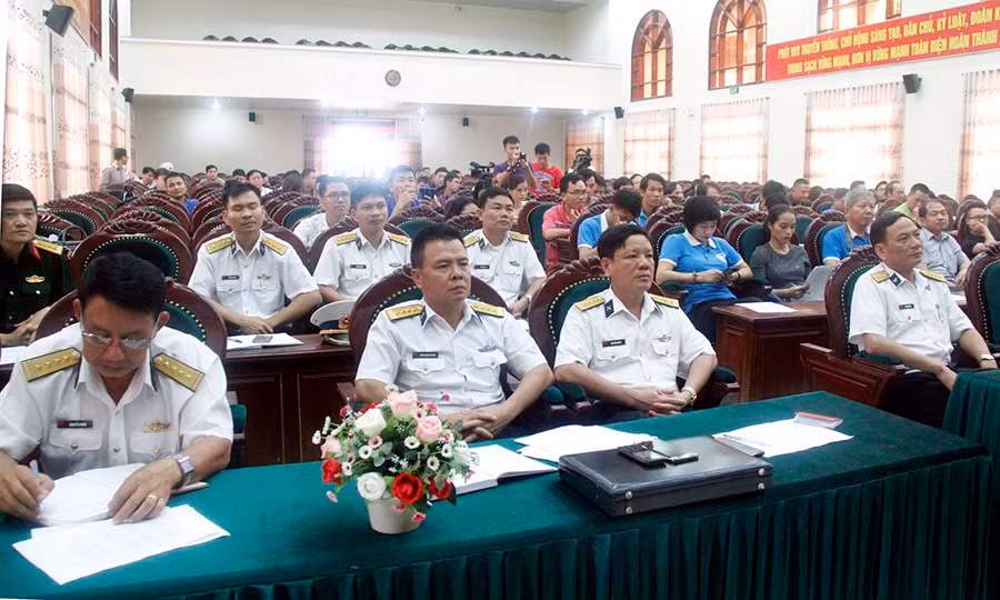 Lãnh đạo Hải quân Vùng 4 gặp mặt nhà báo trước khi đi Trường Sa. Ảnh: T.S