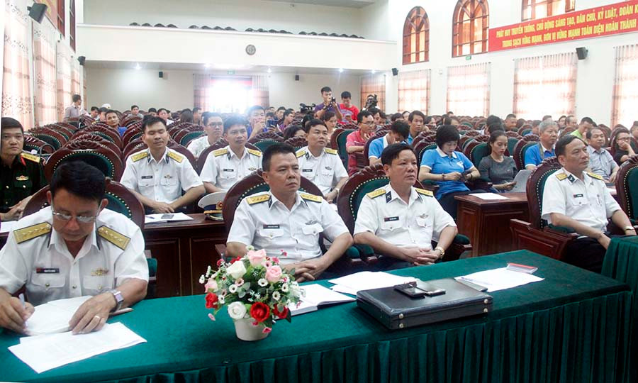 Lãnh đạo Hải quân Vùng 4 gặp mặt nhà báo trước khi đi Trường Sa. Ảnh: T.S