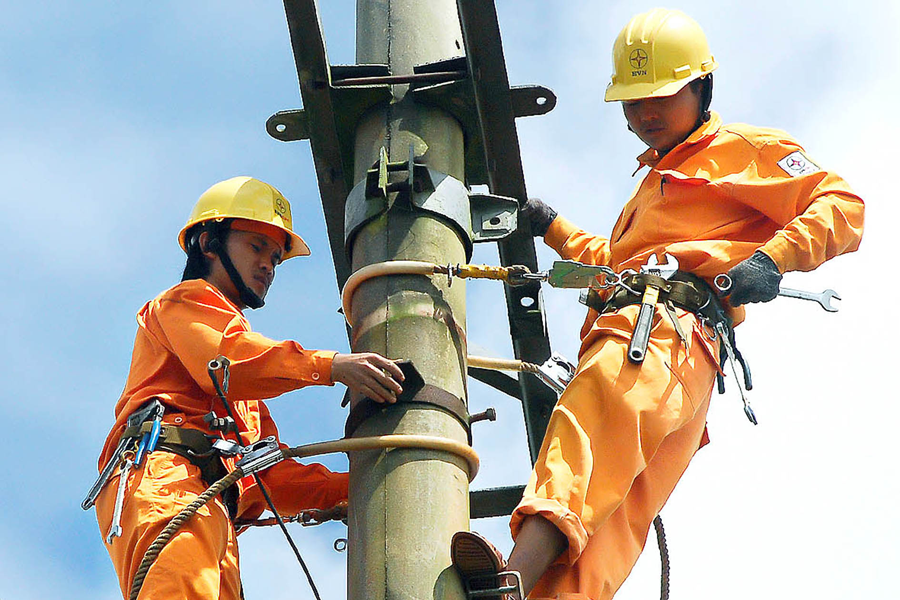 Nỗ lực hoàn thiện lưới điện. Ảnh: Đức Thụy Nỗ lực hoàn thiện lưới điện. Ảnh: Đức Thụy