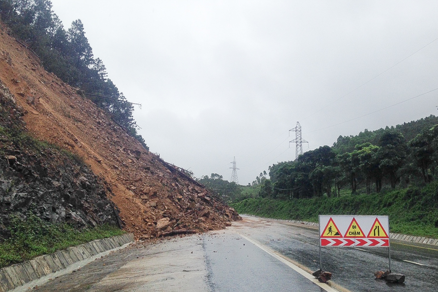 Đèo Mang Yang (đoạn thuộc địa phận xã Hà Tam, huyện Đak Pơ)bị sạt lở do mưa lớn. Ảnh: Hồng Thi Đèo Mang Yang (đoạn thuộc địa phận xã Hà Tam, huyện Đak Pơ)bị sạt lở do mưa lớn. Ảnh: Hồng Thi